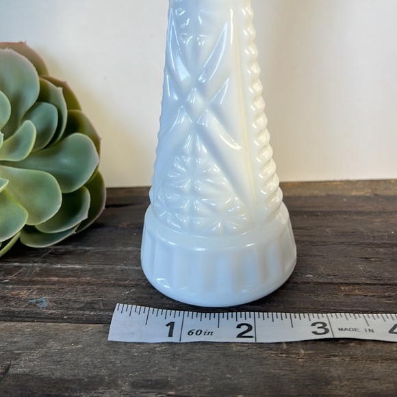 🎁 4/$25 - VINTAGE Milk Glass Vase - Picture 5 of 6